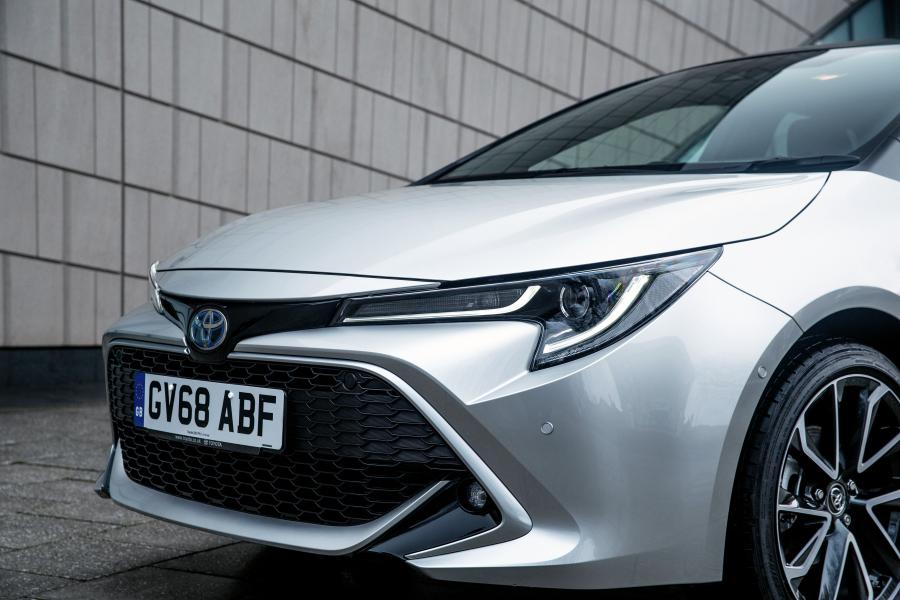 Детали экстерьера Toyota Corolla Hybrid 2019 года  (UK) (фото 18 из 40)